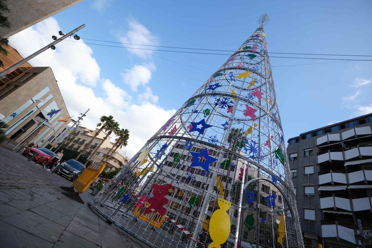 Gran árbol de Navidad instalado en la plaza del Príncipe.