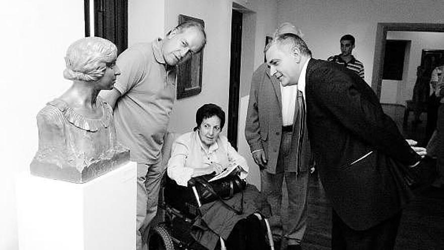 José Suárez Arias-Cachero; Visitación Lobo, hermana de Baltasar Lobo, y José Vega observan una obra del escultor zamorano en el Museo de Bellas Artes, el pasado mes de julio.