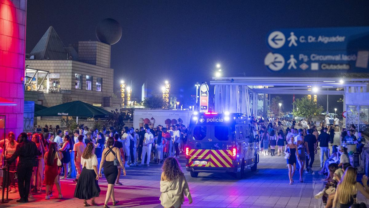 Ambiente en el eje de ocio del Front Marítim de la Barceloneta, la pasada noche del jueves.