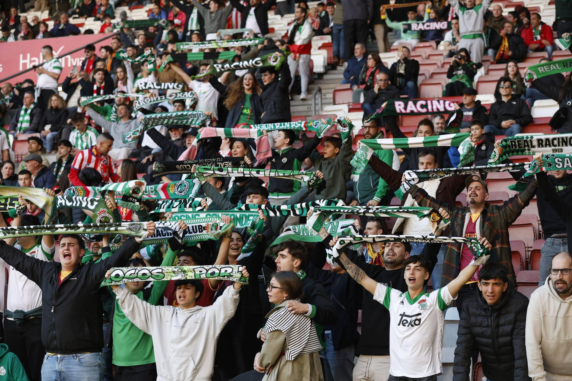 El partido entre el Sporting y el Racing de Santander, en imágenes