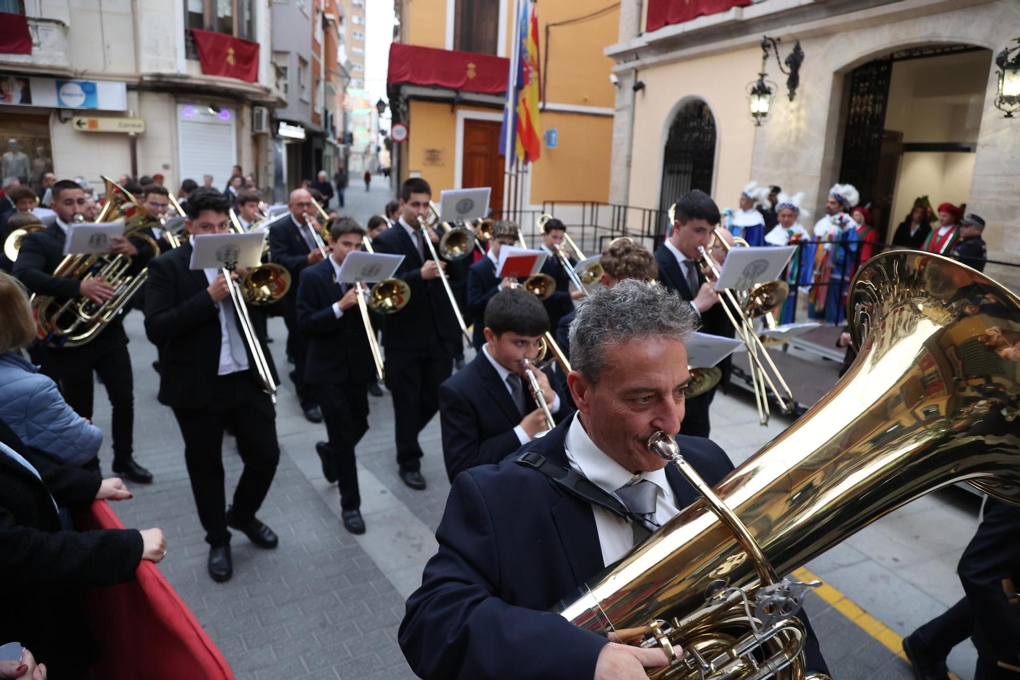 La "Baixà" de la Virgen desde el castillo sumerge a Cullera en sus fiestas mayores