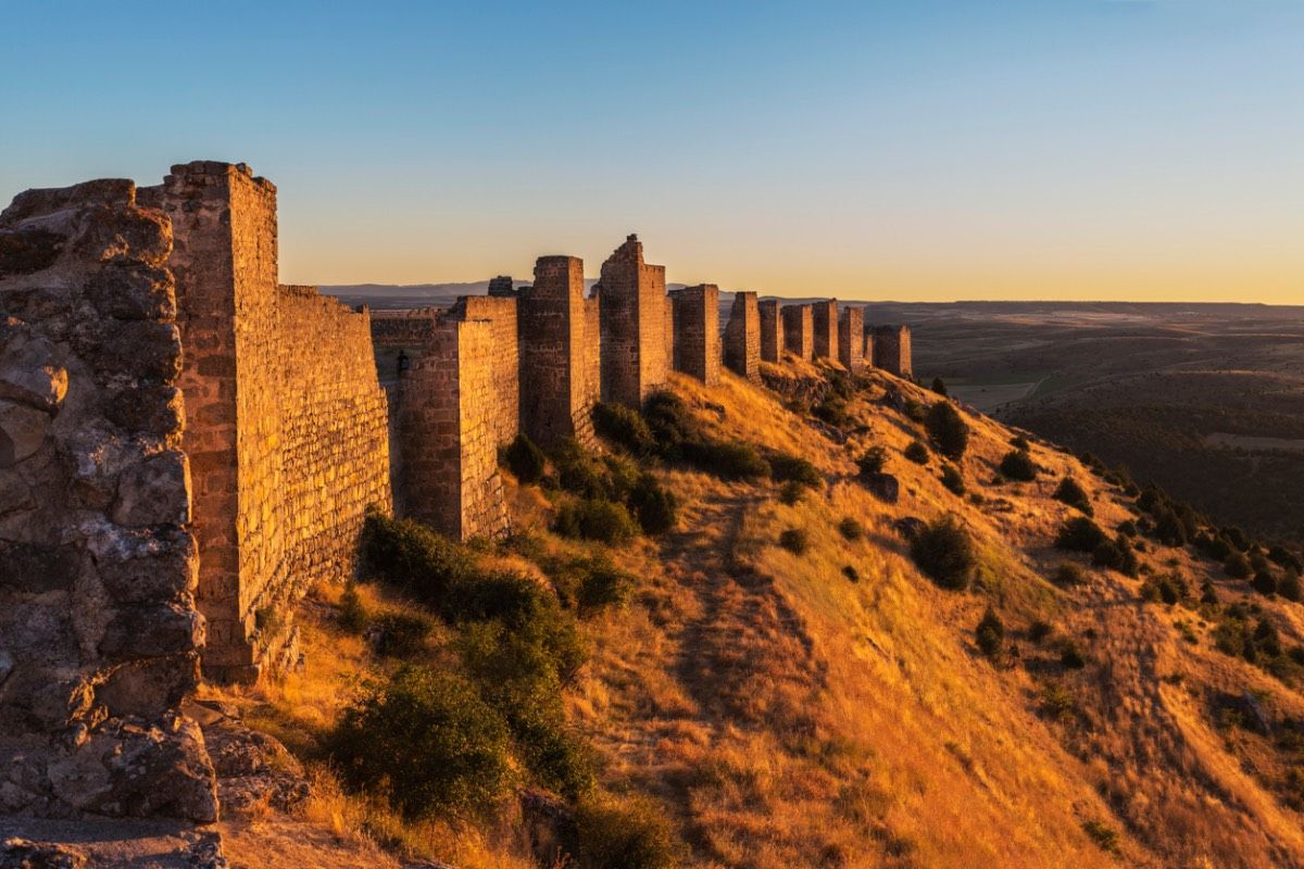 El castillo medieval más grande de España tiene más de un kilómetro de largo y guarda una leyenda con el Cid Campeador
