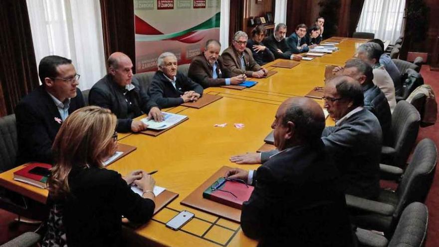 Mayte Martín Pozo durante la reunión mantenida ayer con alcaldes de la Mancomunidad de Sayagua.