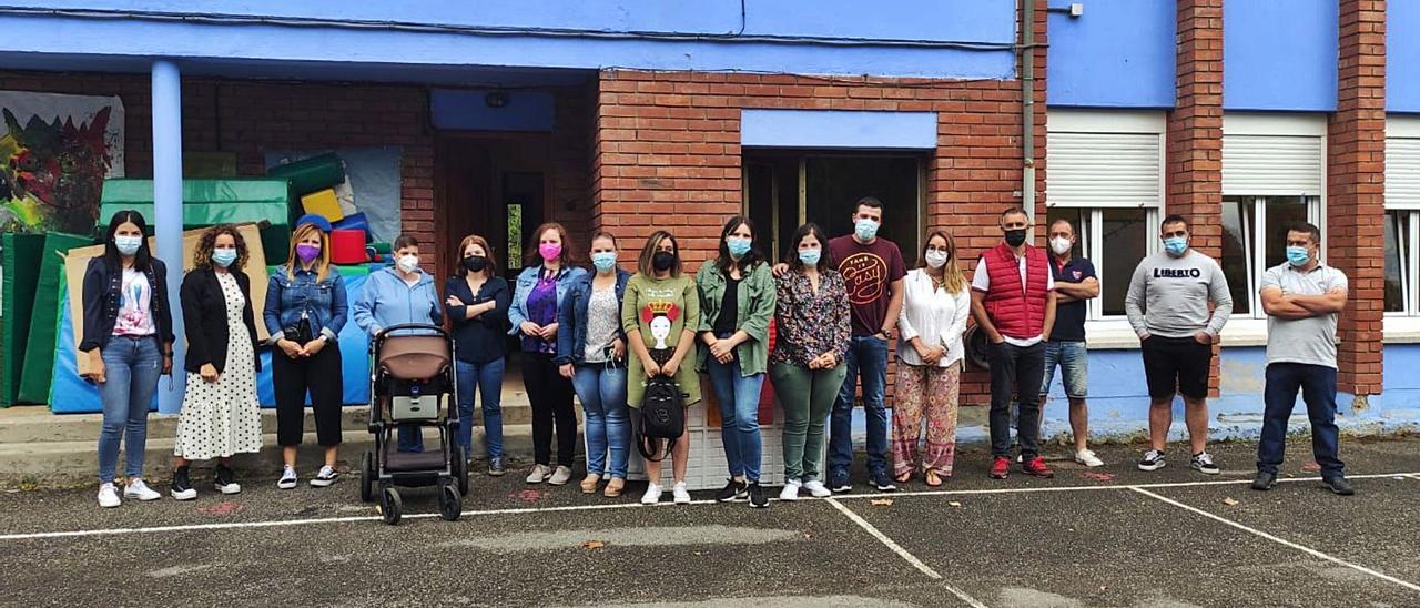 Los padres de los alumnos de la escuela de La Regla, durante una protesta por la falta de transporte adecuado.