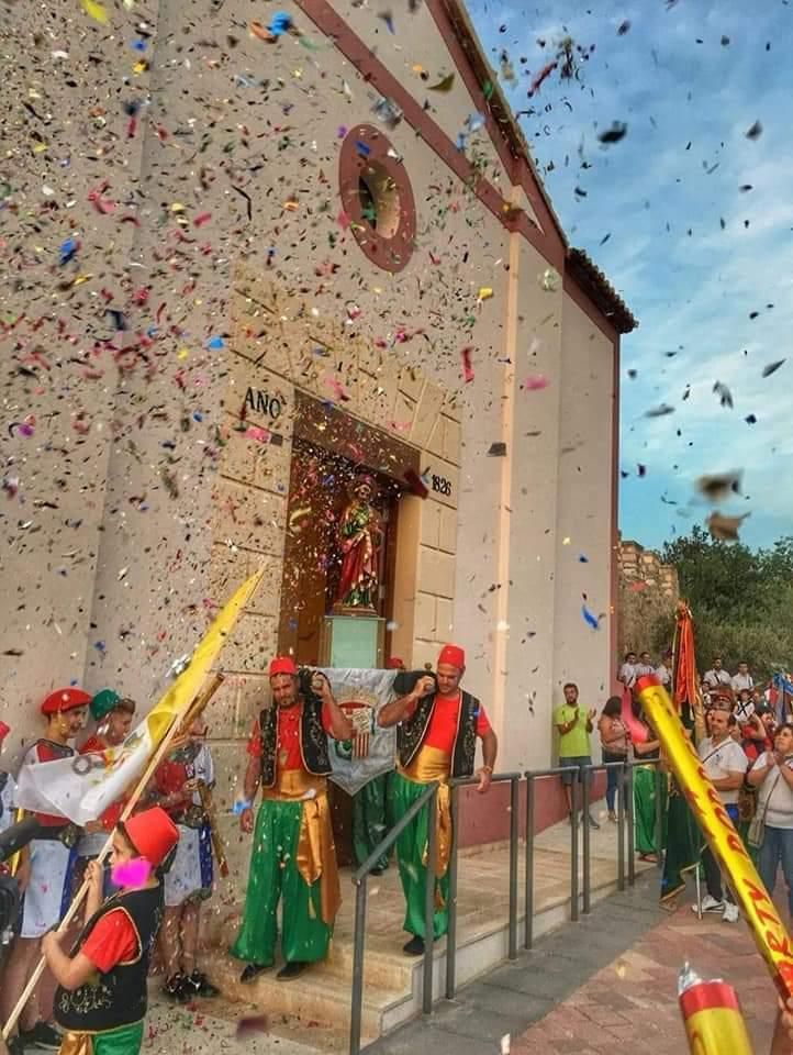 Las calles de la localidad se llenan de color.