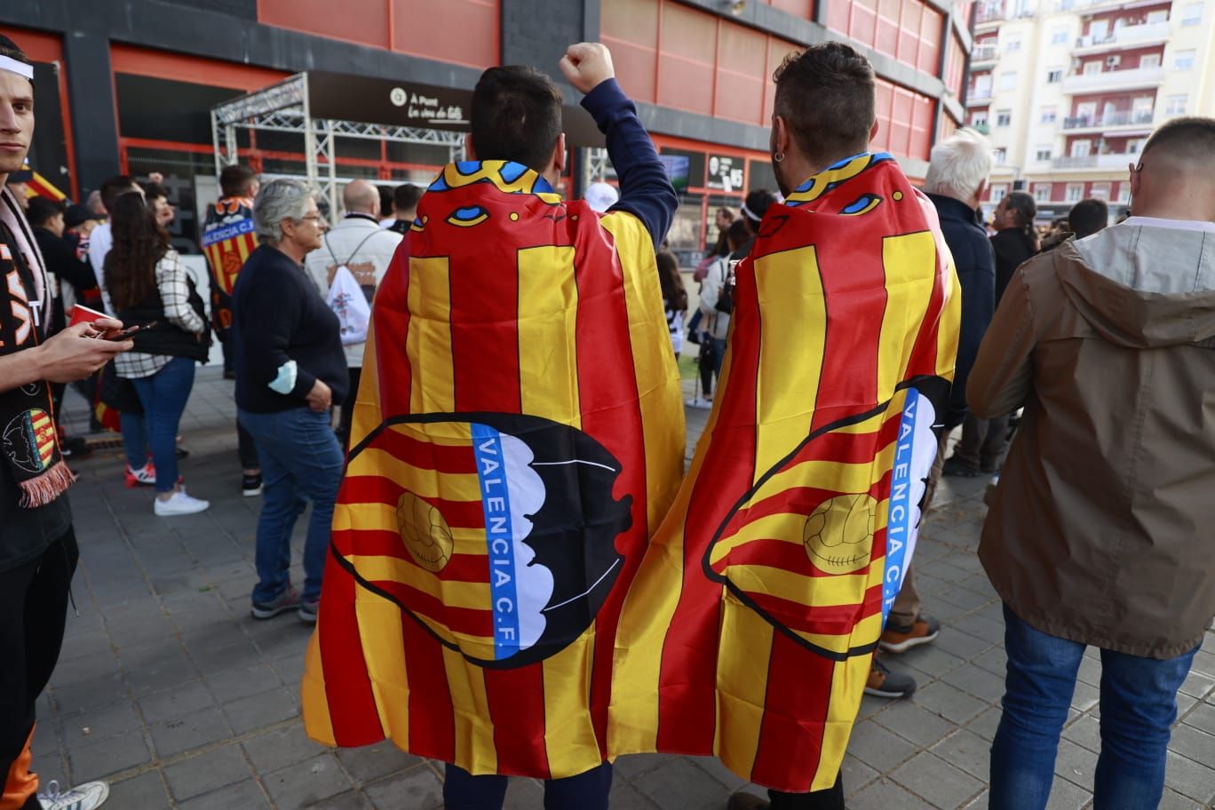 La afición del Valencia CF vibró y sufrió con sus ídolos en Valencia y en Sevilla