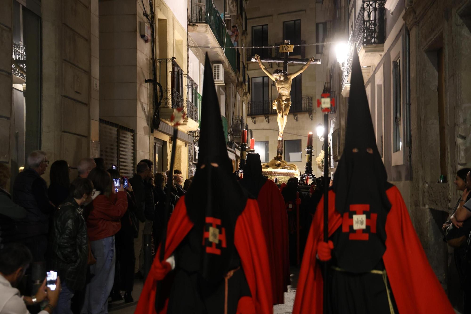 El Cristo de la Buena Muerte reina en el Jueves Santo de Alicante