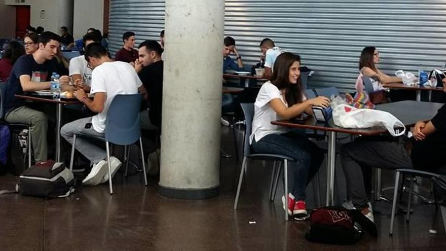 Alumnos de la Universidad Miguel Hernández almuerzan en una de las cafeterías que se encuentran repartidas por el campus de Elche.
