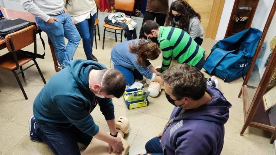 Un  momento del curso celebrado en las dependencias de la hermandad.