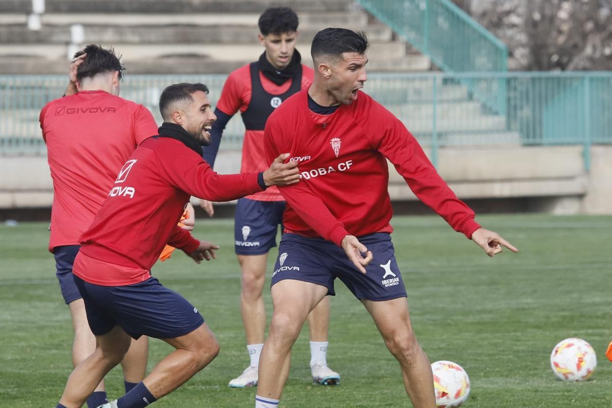 Canario y Willy Ledesma pugnan por un balón durante una sesión de trabajo.