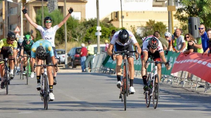 Felipe Orts supera al esprint a Miguel Ángel Fernández y Josué Gómez, mientras su compañero Alejandro Gómiz celebra el triunfo