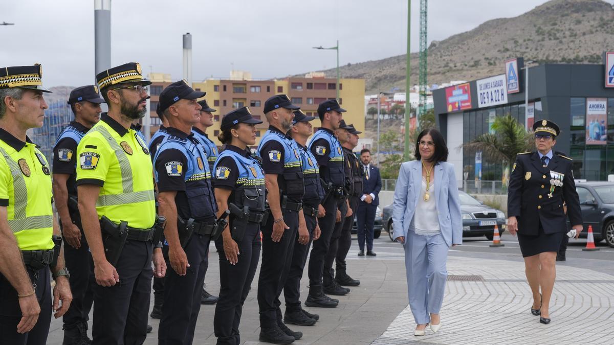 La alcaldesa Carolina Darias y la jefa de la Policía Local, Carmen Delia Martín Mederos, en un acto de Honores y Distinciones del cuerpo, en 2025.
