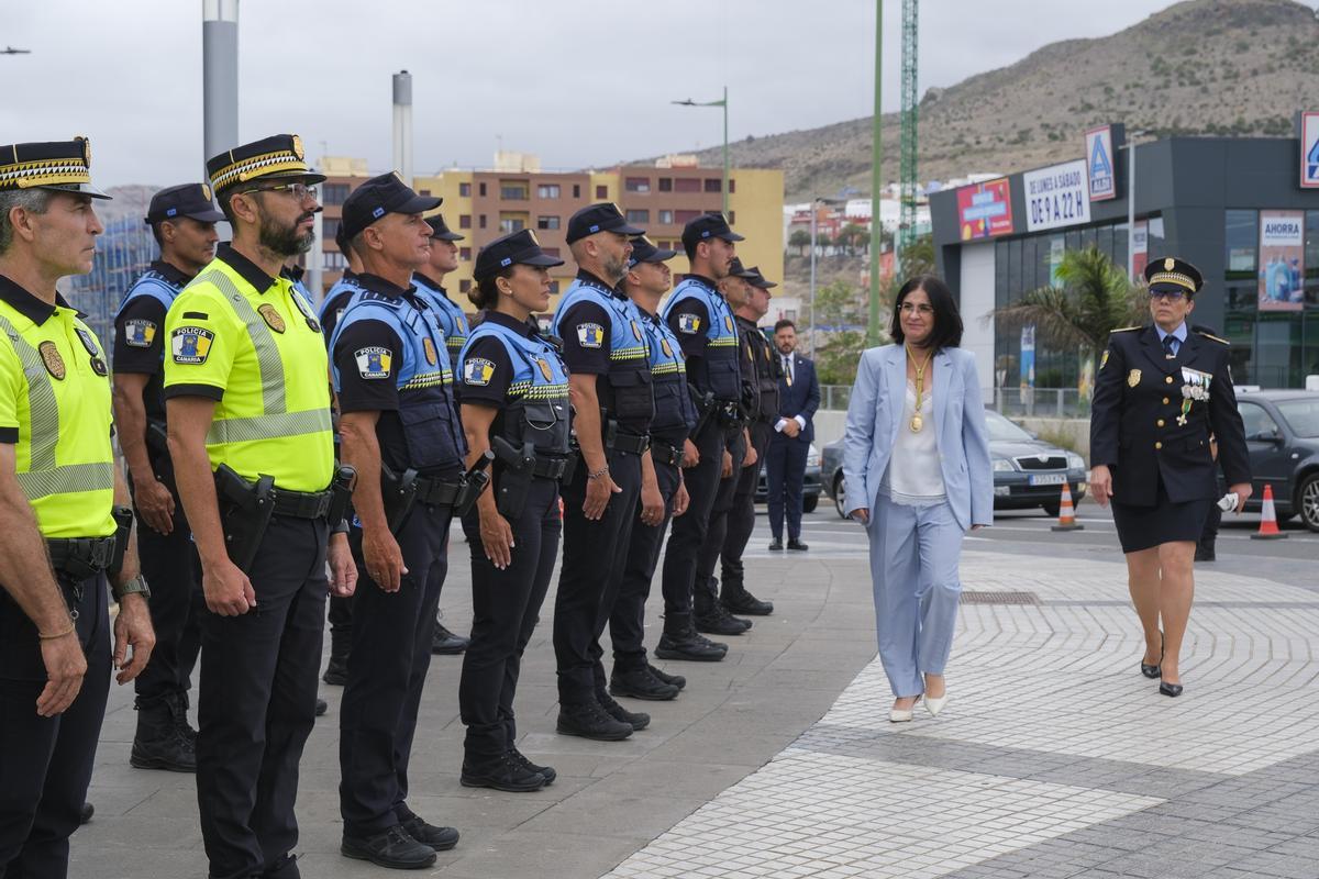 La alcaldesa Carolina Darias y la jefa de la Policía Local, Carmen Delia Martín Mederos, en un acto de Honores y Distinciones del cuerpo, en 2025.
