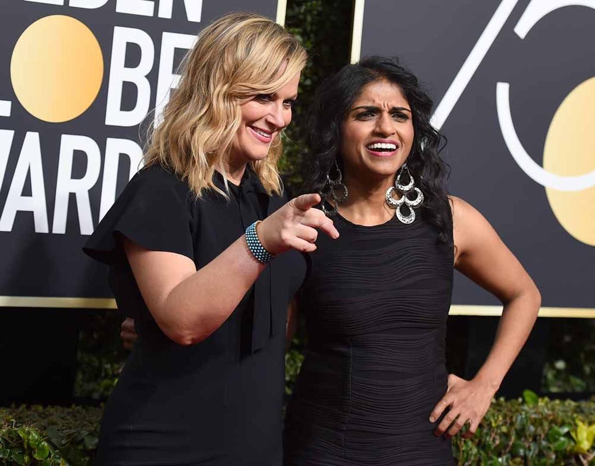 Amy Poehler y Saru Jayaraman no pierden  la sonrisa sobre la alfombra roja