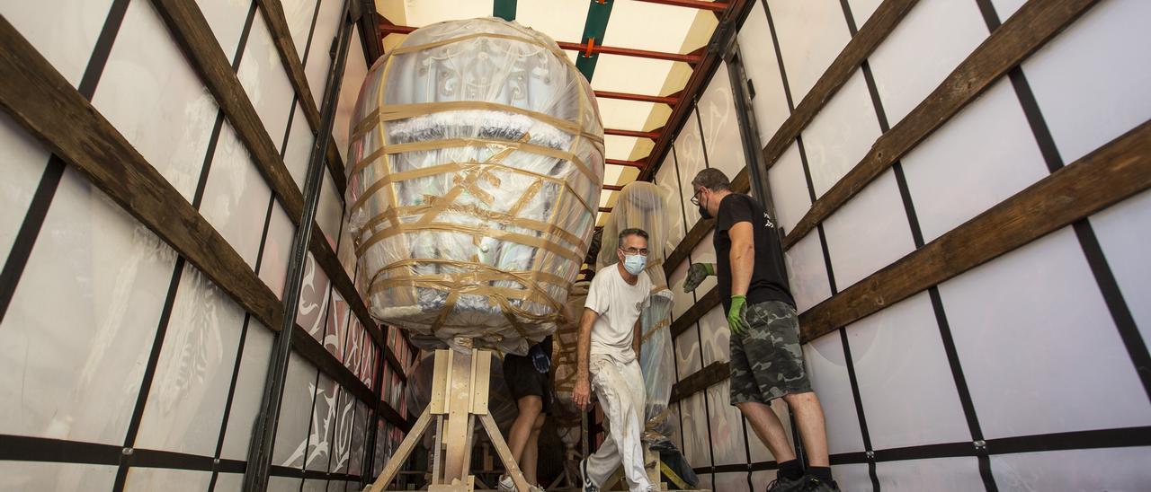 Los artistas alicantinos inician el traslado de sus fallas a València un año y medio después