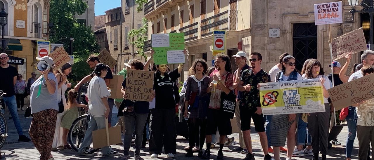 Los caravanistas se manifiestan contra la nueva ordenanza cívica del ayuntamiento de Palma