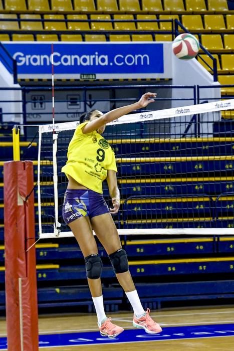 25-02-20 DEPORTES. CENTRO INSULAR DE LOS DEPORTES. LAS PALMAS DE GRAN CANARIA. Entrenamiento y foto de grupo del equipo femenino de volleyball IBSA 7 Palmas.    Fotos: Juan Castro.  | 25/02/2020 | Fotógrafo: Juan Carlos Castro