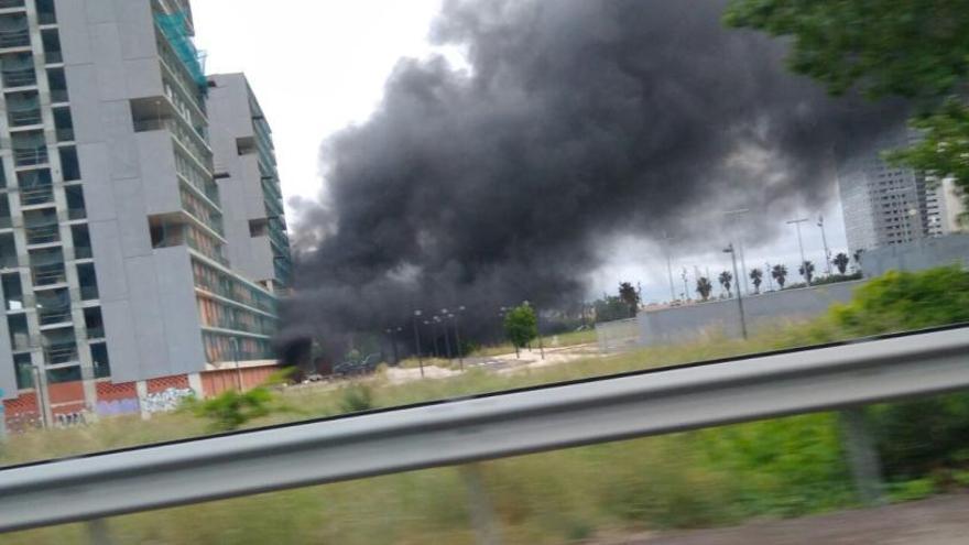 La gran humareda que desprendía la zona incendiada.