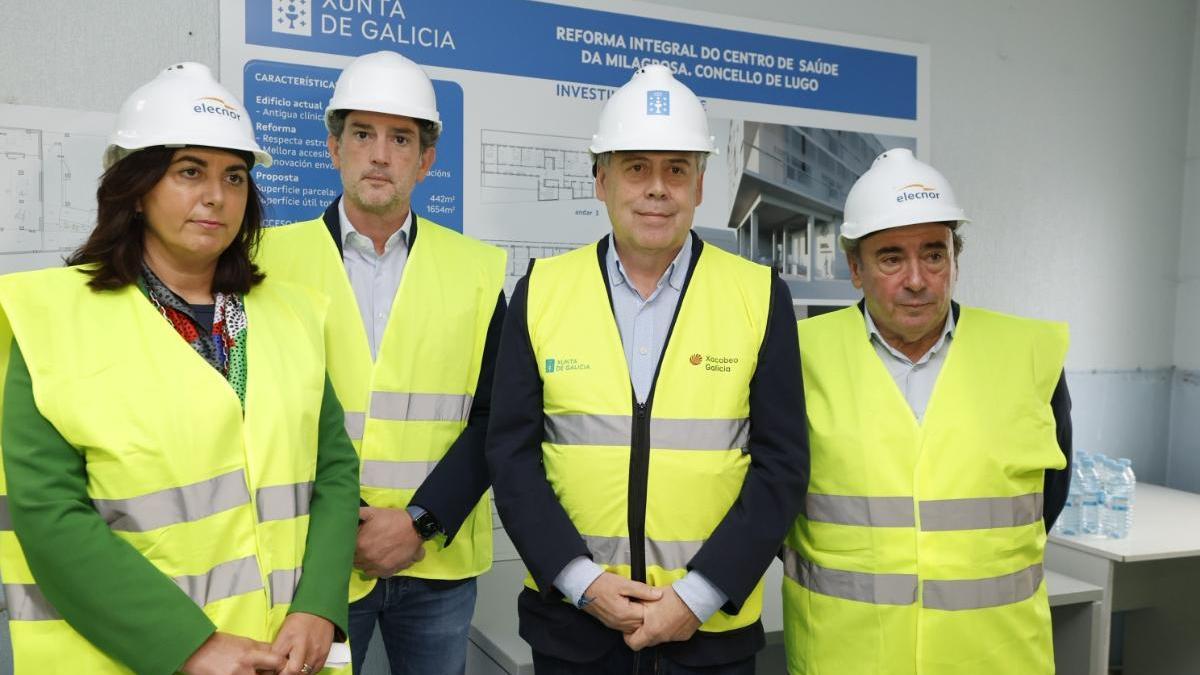 El conselleiro de Sanidade, Antonio Gómez Caamaño, acompañado del delegado de la Xunta en Lugo, Javier Arias, junto con el director del HULA y la líder del PP de Lugo, Elena Candia, durante su visita a las obras del Centro de Saúde da Milagrosa (Lugo)