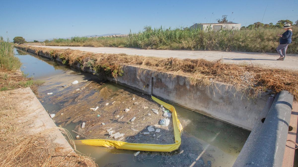 La Confederación Hidrográfica instala ocho barreras para retener las toneladas de plásticos que contaminan el Segura y el mar en Guardamar