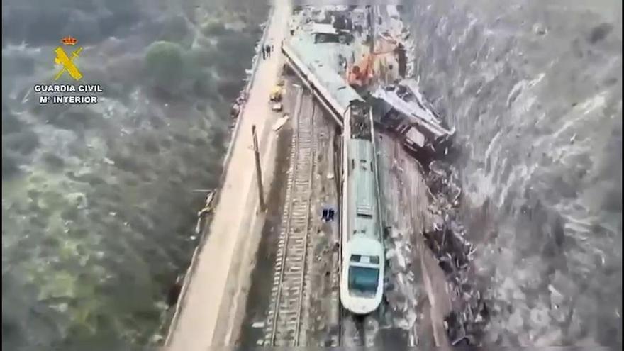 Nuevas imágenes a vista de dron de los trabajos de la Guaria Civil en la retirada de los vagones descarrilados en Adamuz