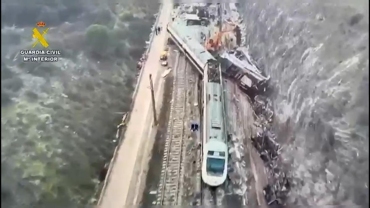 Nuevas imágenes a vista de dron de los trabajos de la Guaria Civil en la retirada de los vagones descarrilados en Adamuz