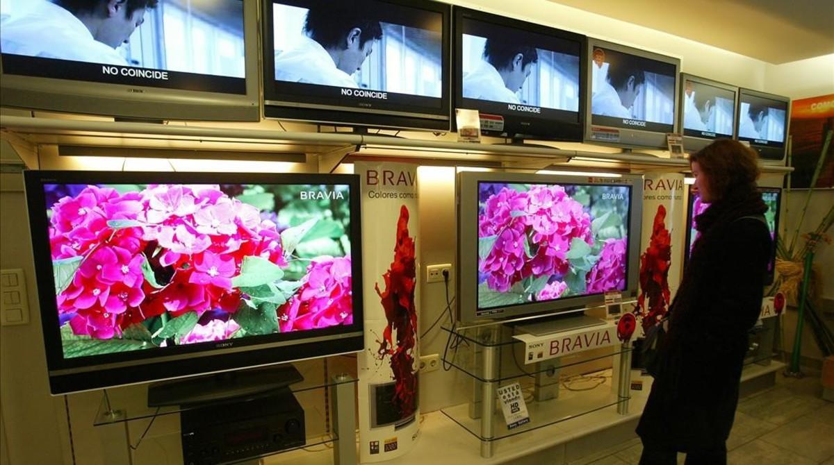 Varios televisores expuestos en una tienda.