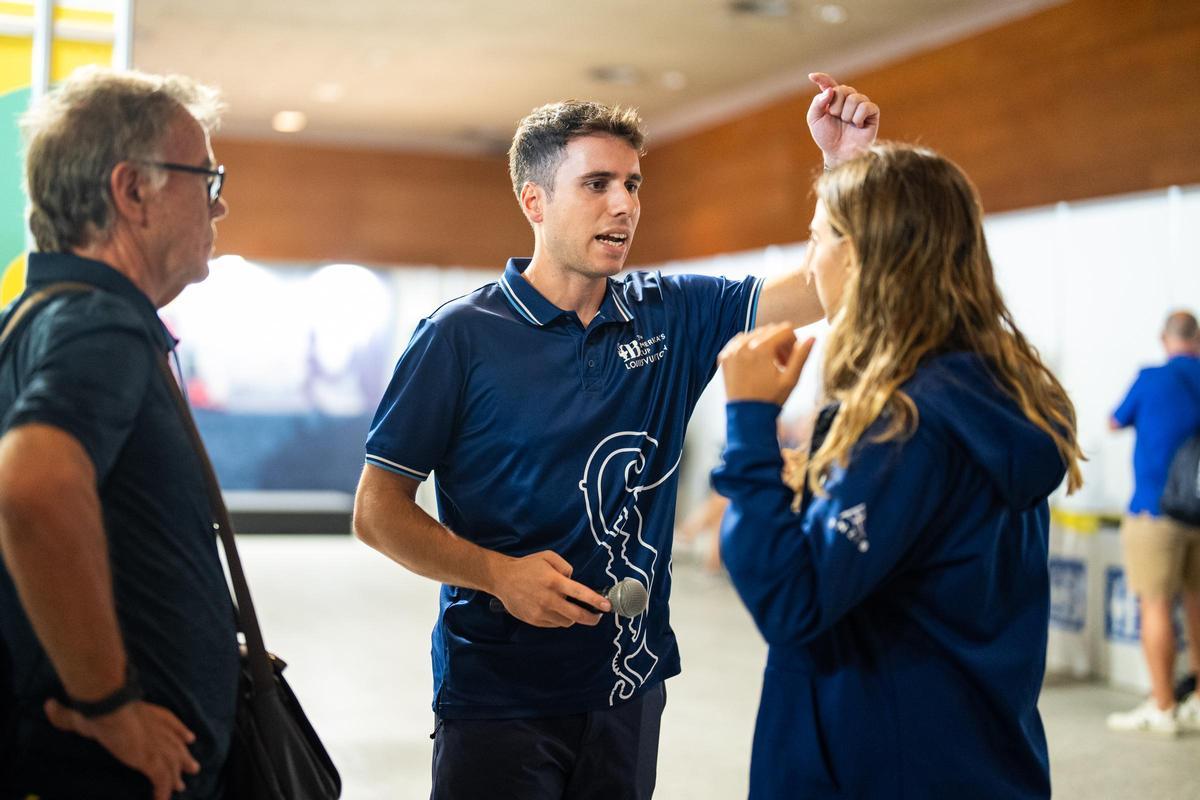 Xavi Prat, responsable del programa de voluntariado de la Copa América de vela, dando indicaciones a su equipo.