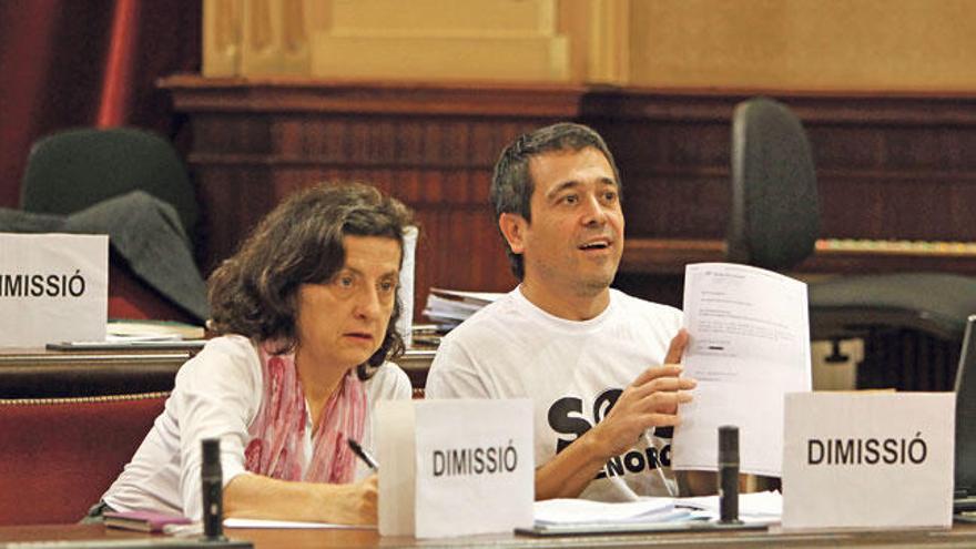Los diputados de Més Fina Santiago y Nel Martí, ayer con carteles exigiendo a Riera su dimisión.