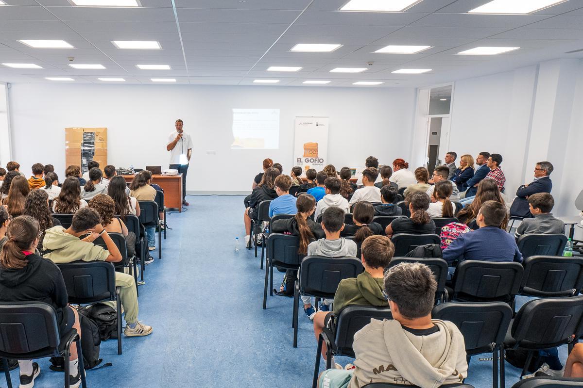 Mario Pestano, durante la charla con 80 alumnos del instituto Agáldar.
