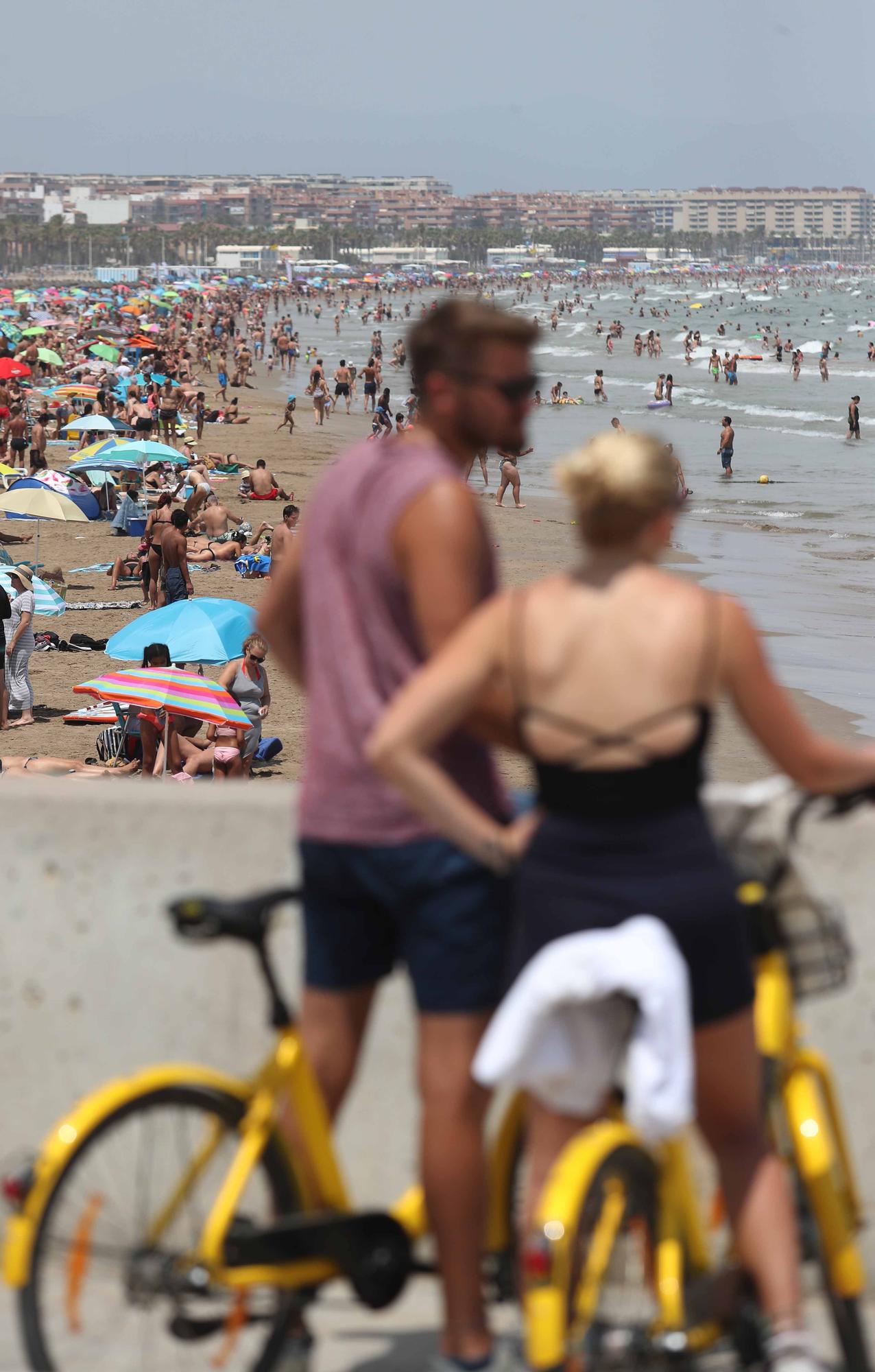 La playa y las terrazas, de nuevo, llenas