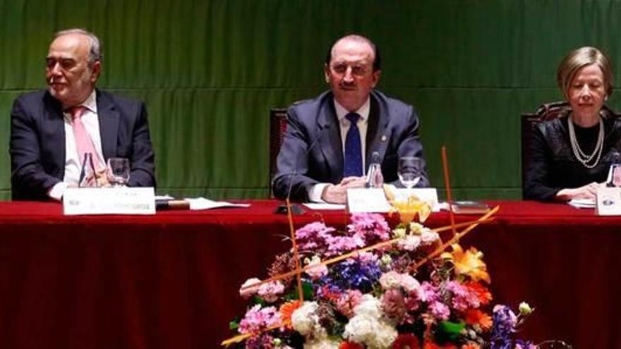 Por la izquierda, Marcos Vallaure, Julio Bobes, Alejandro Braña, Ana Cristina Tolivar Alas y Alfonso Rodríguez, durante el homenaje de ayer.