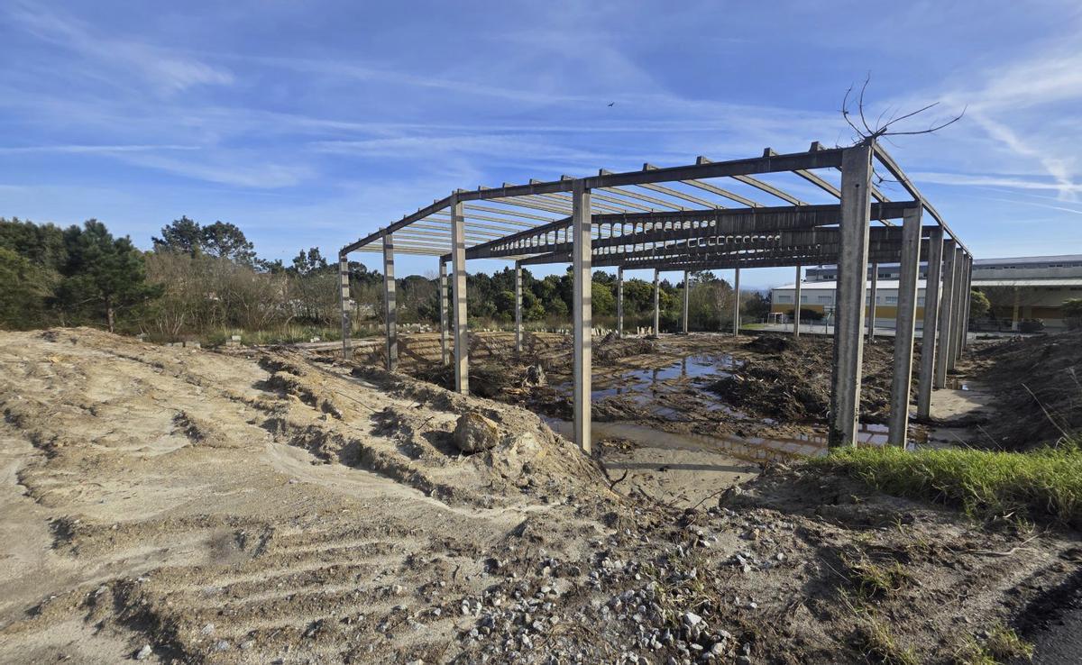 La zona en la que habilitar el complejo polideportivo, con el piso de la vieja estructura del pabellón completamente anegado. | M. MÉNDEZ