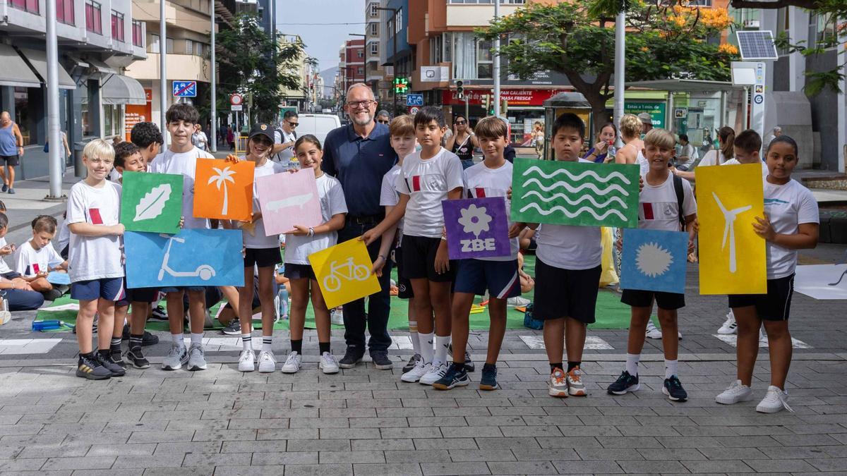 El concejal de Movilidad del Ayuntamiento de Las Palmas de Gran Canaria, José Eduardo Ramírez junto al alumnado del CEIP Alcaravaneras.
