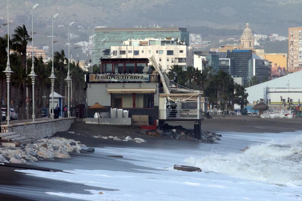 El fuerte oleaje lleva el agua hasta el paseo marítimo y atrae a numerosos curiosos a inmortalizar la estampa