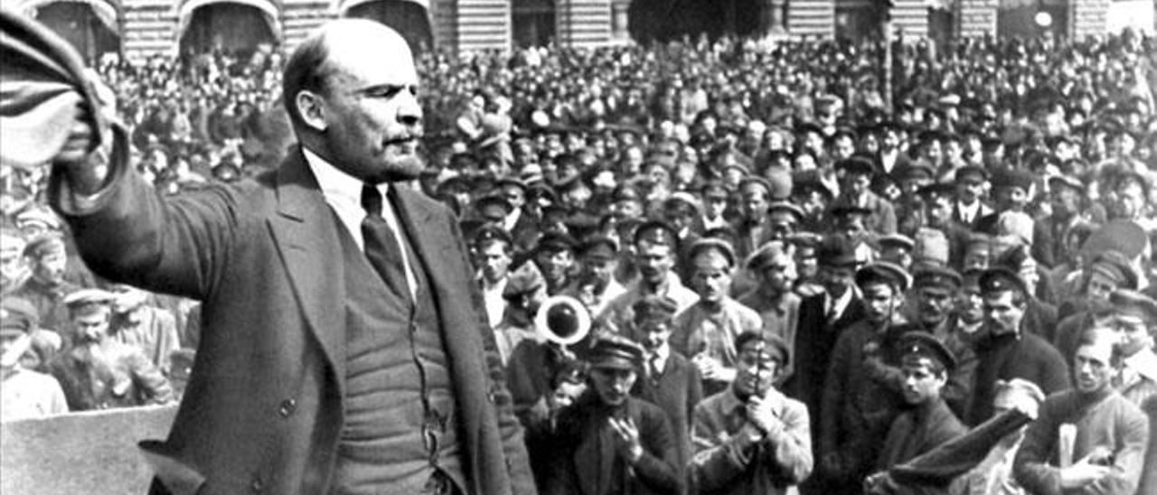 Vladimir Ilych Lenin (1870-1924), durante un discurso.