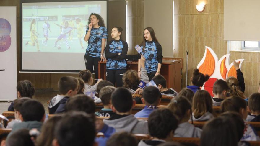 la jugadoras Eli, Iría y Nahia, durante su charla. | Ricardo Solís