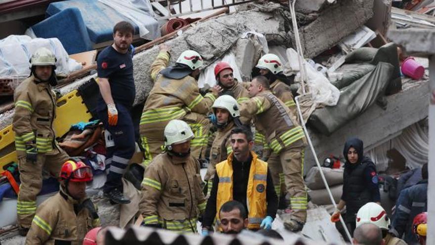 Varios muertos y desaparecidos en el derrumbe de un edificio en Estambul