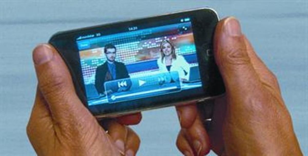Pàgines prèvies de l’aplicació (a sota) i l’emissió en l’iPhone (a dalt).