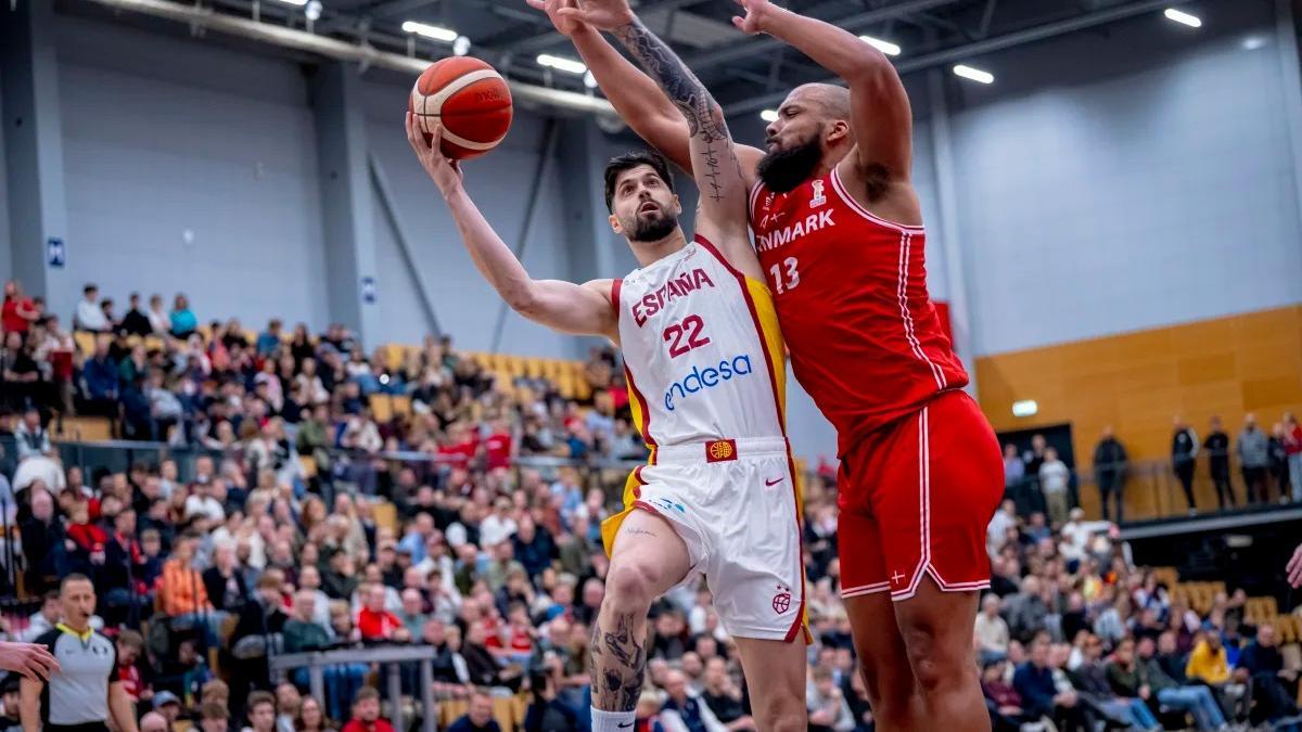 Yusta, entrando a canasta en el duelo ante Dinamarca