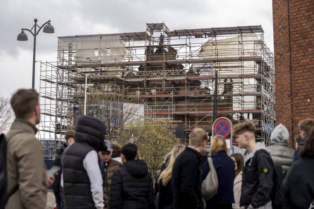 La Bolsa de Valores, uno de los edificios más antiguos de Copenhague, arrasada por un incendio.