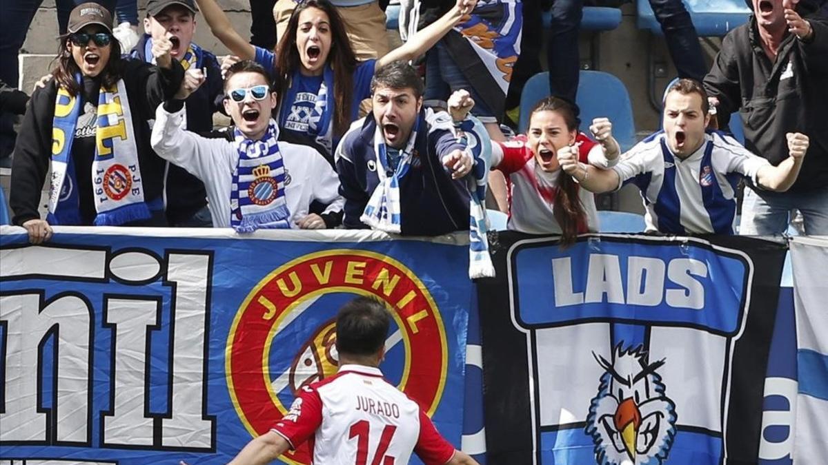 Aficionados del Espanyol celebran efusivamente un gol de Jurado.