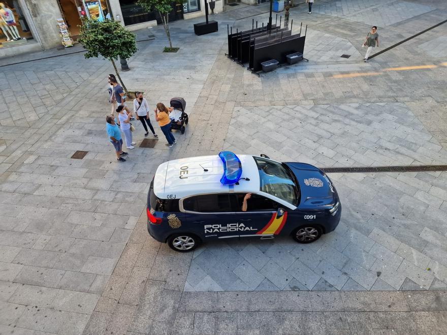 Un coche patrulla en la plaza de Galicia, ayer por la tarde.