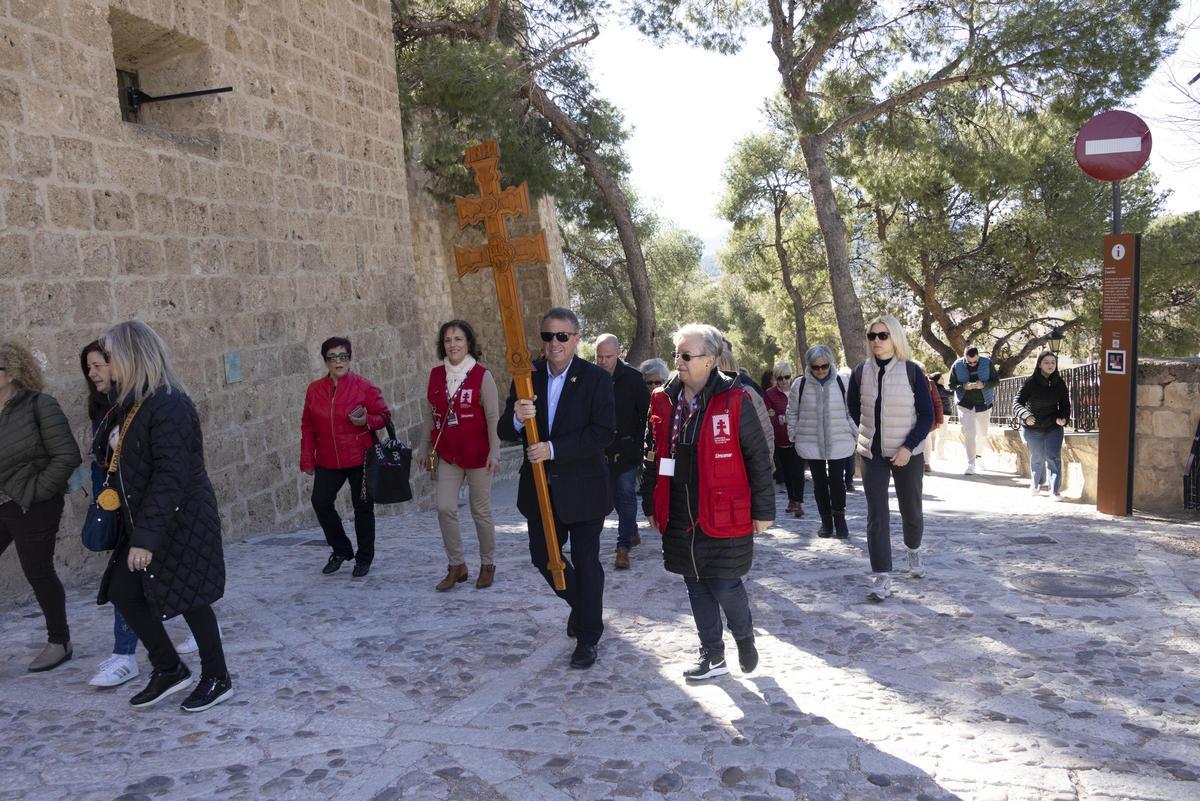 Un grupo de peregrinos llegando a la Basílica desde la iglesia mayor de El Salvador