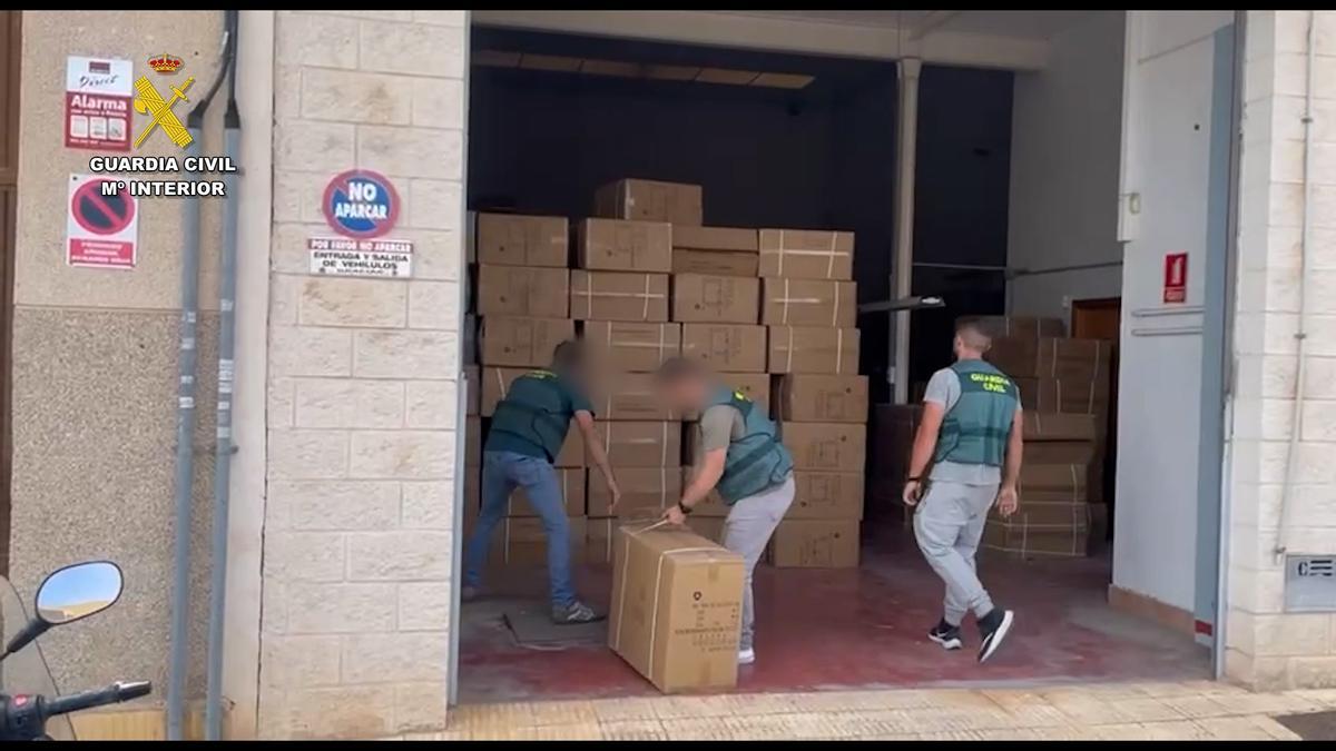Agentes de la Guardia Civil se incautan del material falsificado
