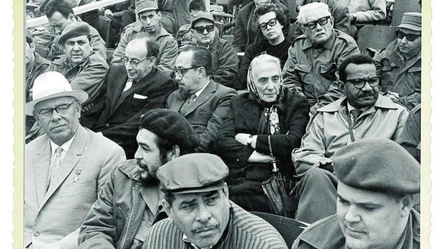 Junto a Ernesto Che Guevara en Cuba. Pasionaria asistió regularmente a las principales reuniones de la Internacional Comunista y se entrevistó con granes líderes como Mao Tse-tung, Fidel Castro o Nikita Jruschov. 