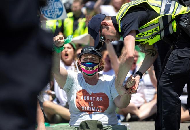 Un manifestante es objeto de una intervención policial durante las protestas en Washington contra la derogación de la ley del aborto en EEUU.