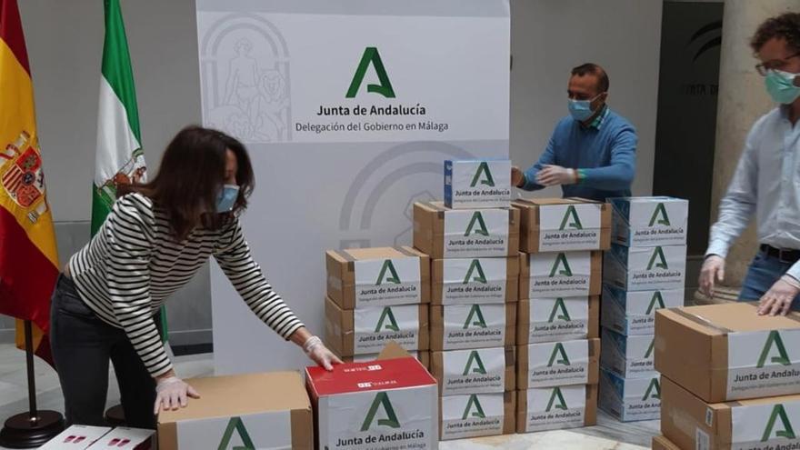 Reparto de mascarillas en la sede provincial del Gobierno andaluz.