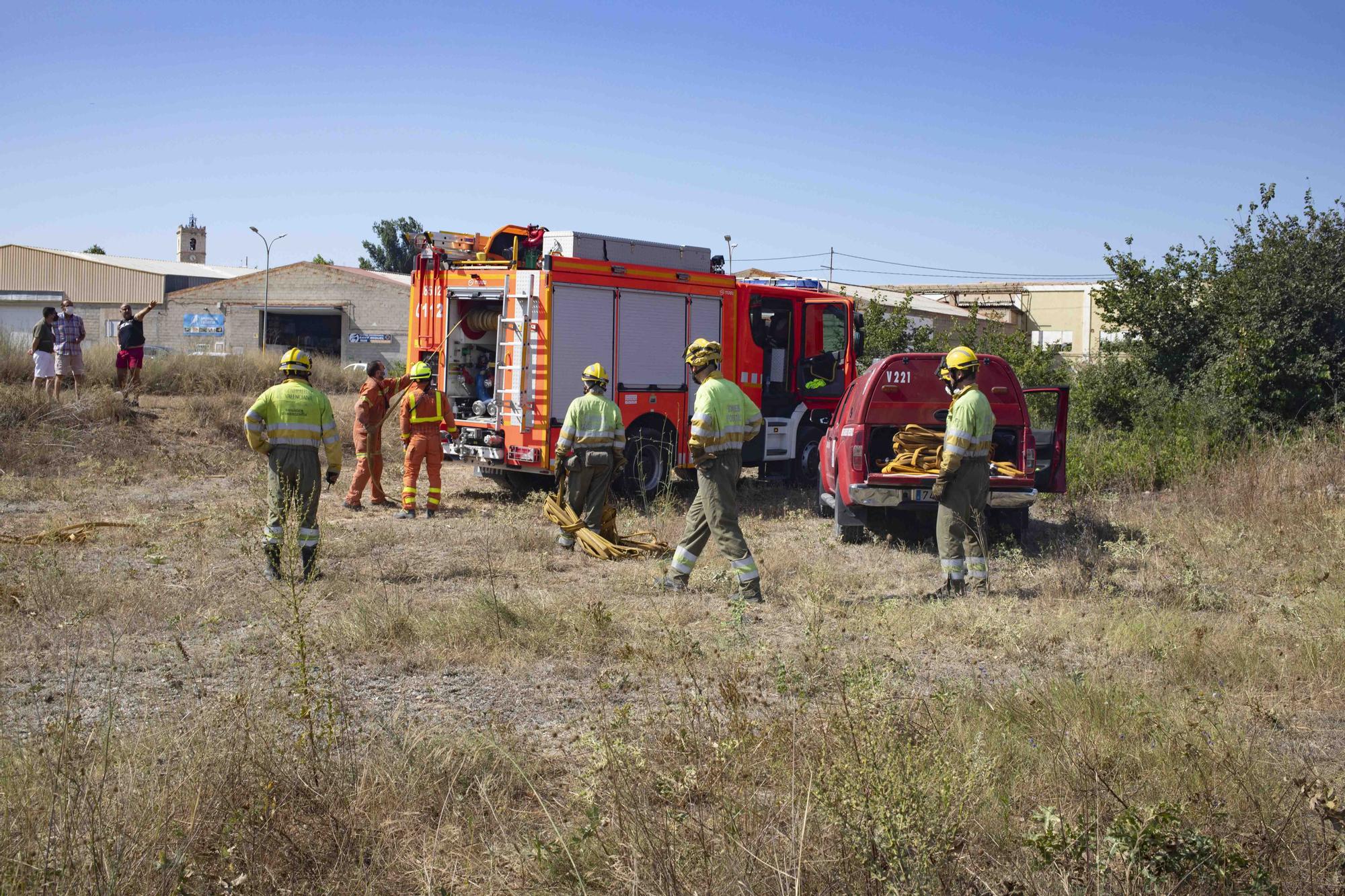 Los incendios de Ontinyent y L'Olleria movilizan una importancia dotación de bomberos y hasta 16 medios áreos