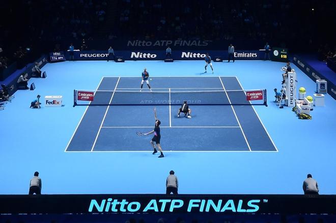 Jamie Murray  y Bruno Soares (abajo) juegan contra Robert Farah y Juan Sebastian Cabal (arriba) durante su partido de dobles de las Nitto Finales ATP disputado hoy, martes 13 de noviembre de 2018, en el O2 de Londres (Reino Unido).